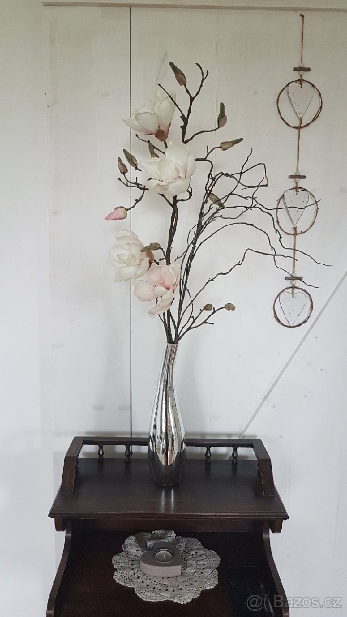 Váza s magnolií, umělá květina