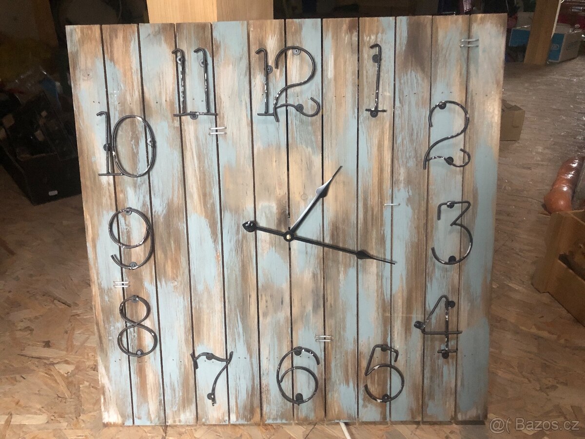 Dřevěné nástěnné retro hodiny