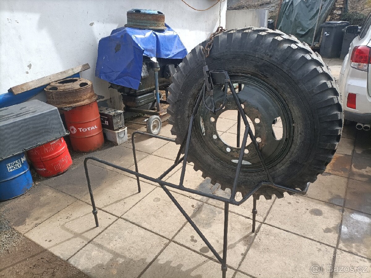 Prodám  držák rezervy k hydraulicke ruce HR3001 praga V3S