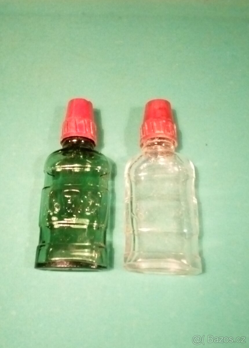 retro placatka s bakelitovým vrškem