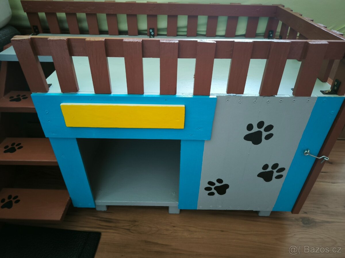 Dřevěná domácí bouda s balkonem