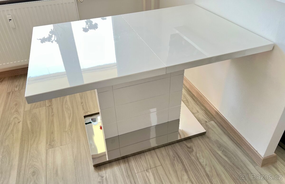 Bílý jídelní rozkládací stůl 80x120