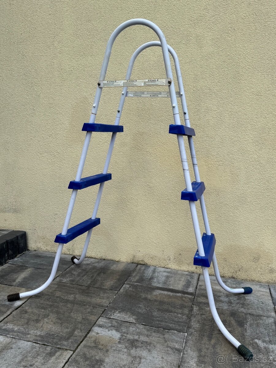 Schůdky k bazénu