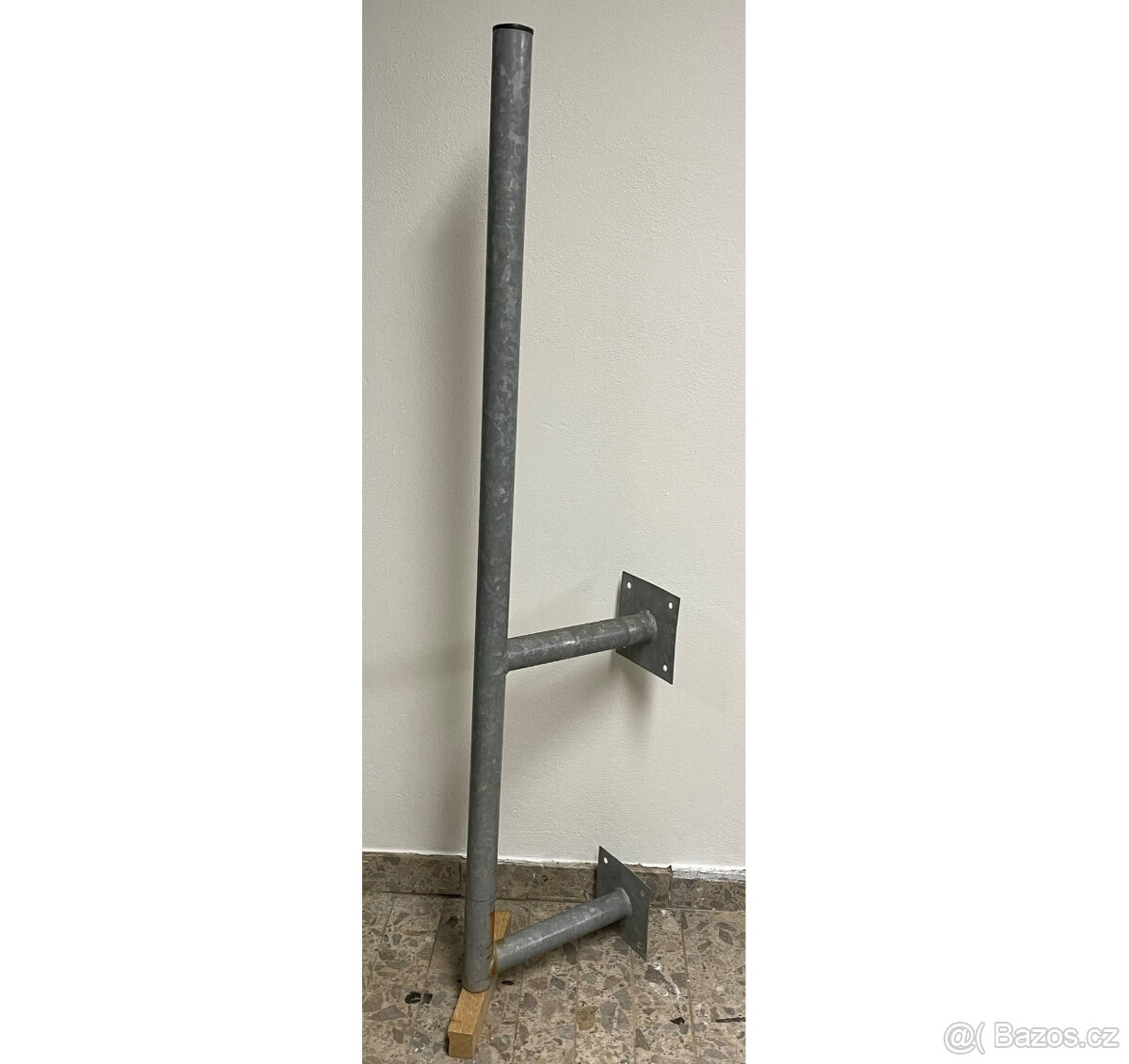 Nástěnný anténní pozink držák výška 140cm, průměr 48mm