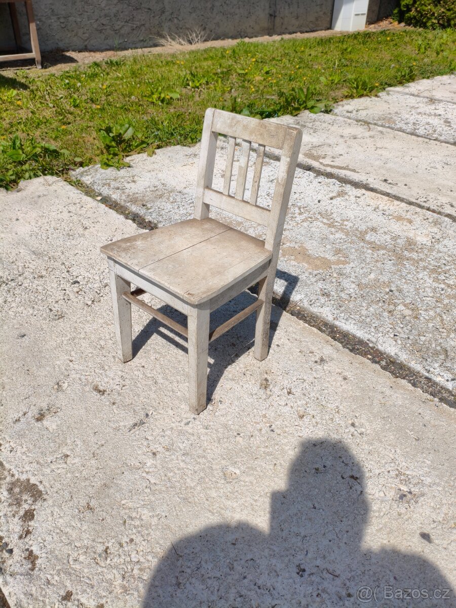 Stará celodřevěná dětská židlička