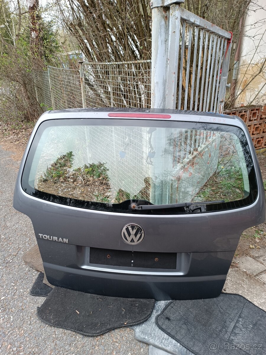 VW Touran -páté dveře, viko kufru