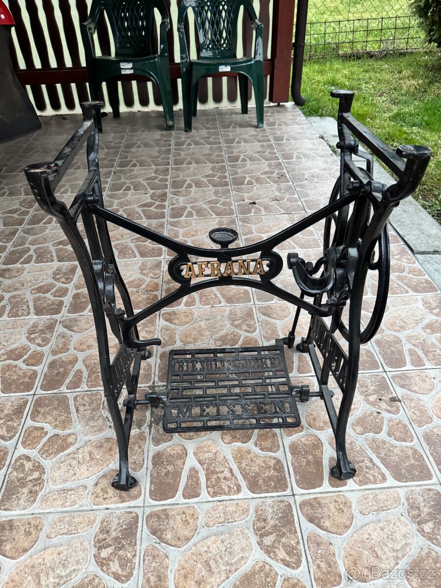 Podstavec šicího stroje litinový