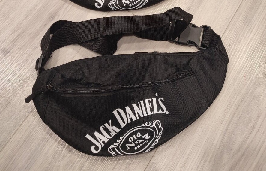 Ledvinka s nápisem Jack Daniels.