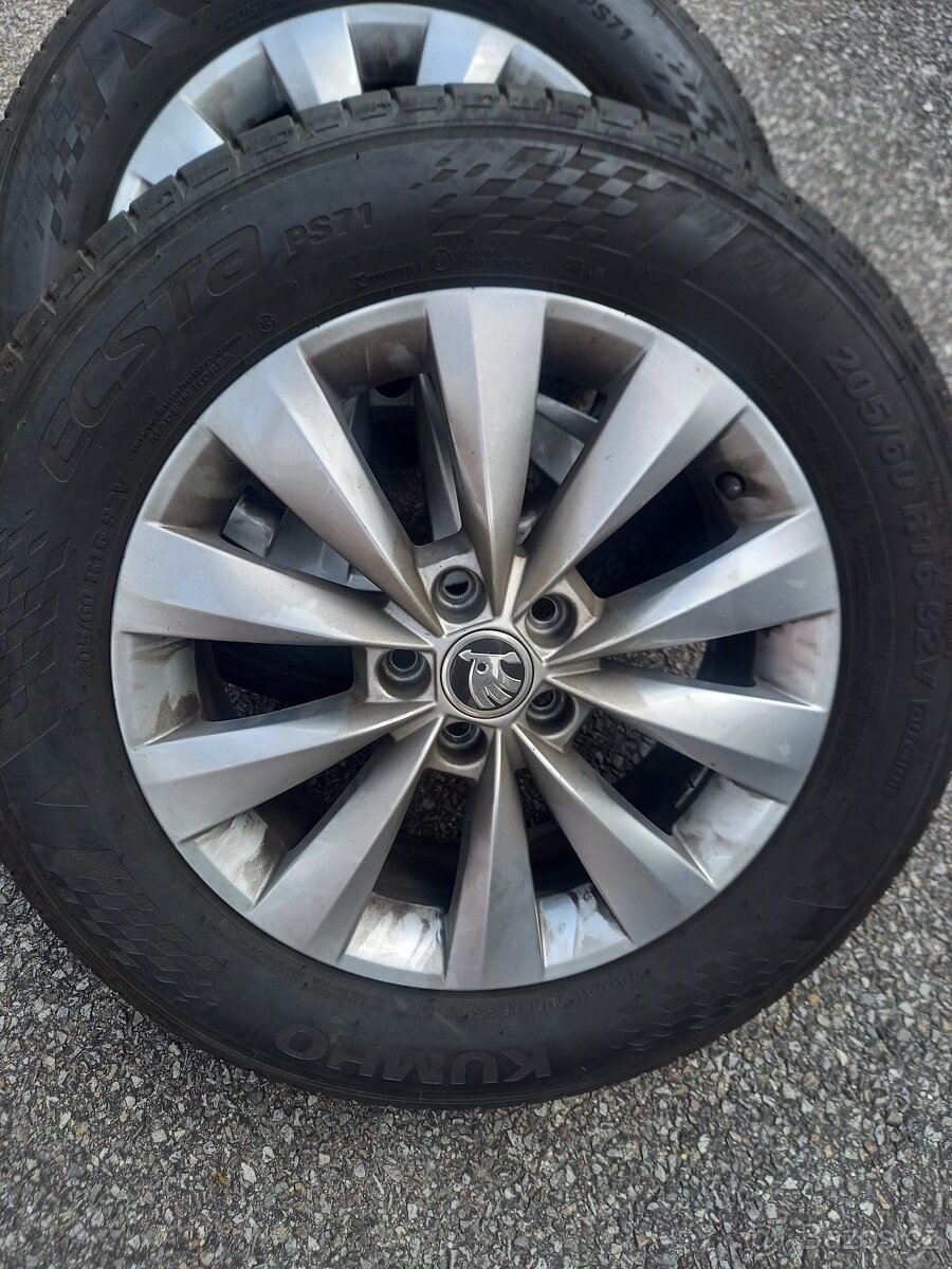 Pěkná letní ALU sada Š.Kamiq/Scala+205/60R16 Bridgestone