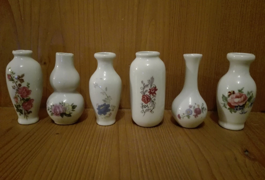 Porcelánové vázičky /6 kusů/.