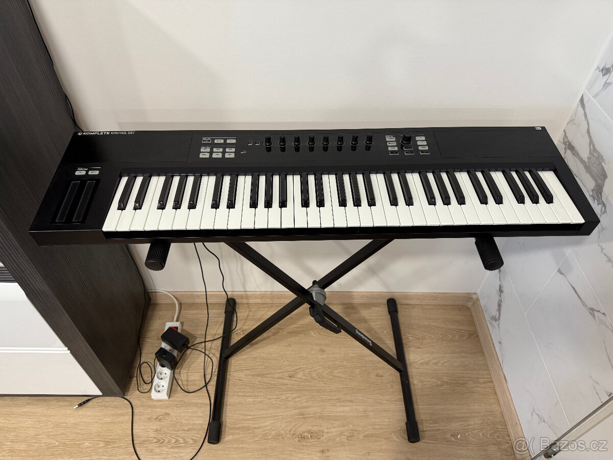 Native Instruments Komplete Kontrol S61 MK1 midi kontroler -