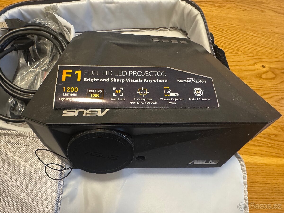 ASUS F1 Full HD projektor, 1200 lumenů, téměř nepoužitý