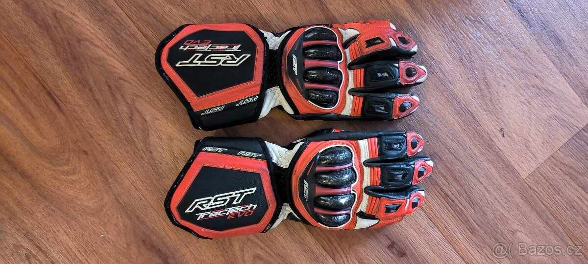 Výbava na moto - helma, rukavice, džíny, boty