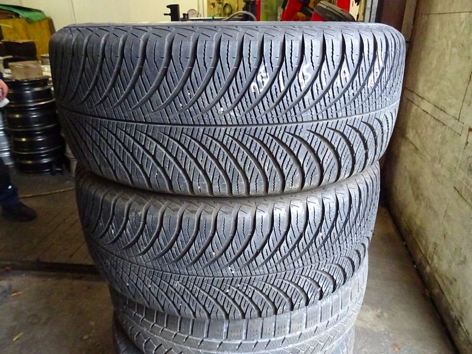 Celoroční pneumatiky Goodyear, 235/55/17, 2 ks, 6,5 mm