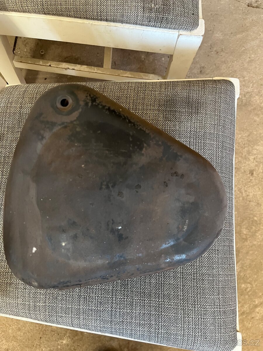 Bateriový kastlík jawa pérák