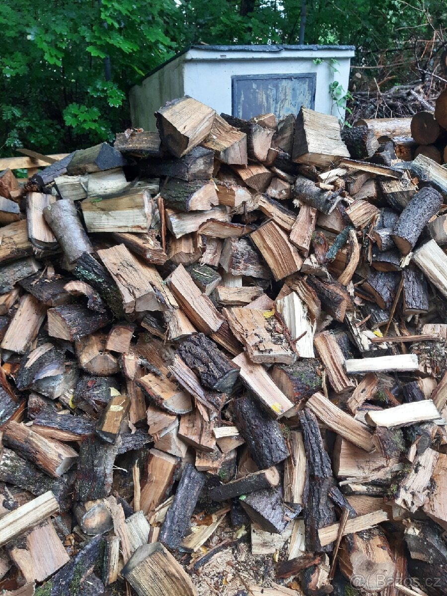 Akce štípané palivové dřevo s dopravou zdarma