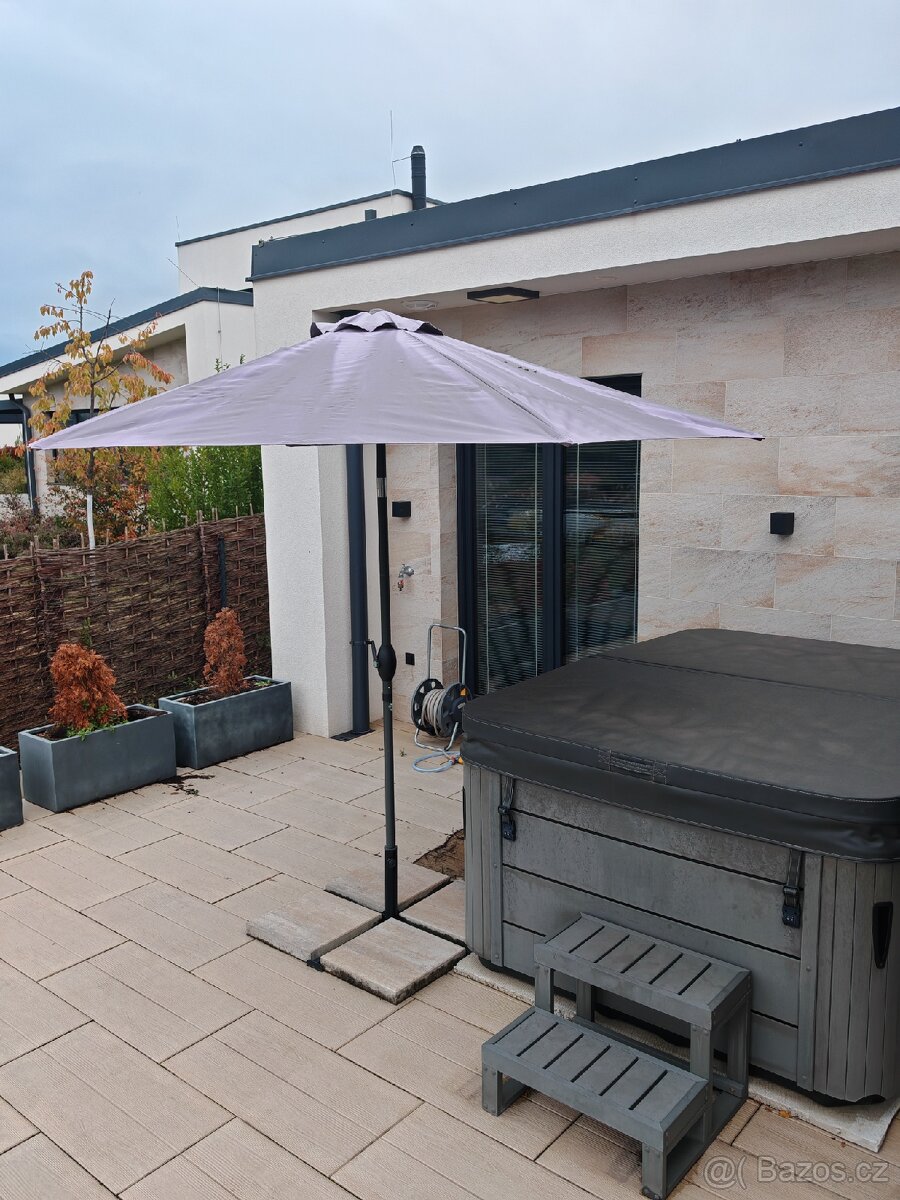 Slunecnik se stojanem a dlazdicemi (prumer 280 cm)