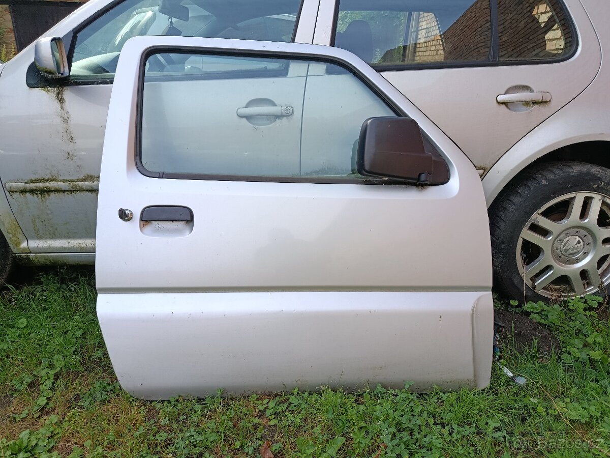 Suzuki Jimny pravé dveře stříbrná metalíza