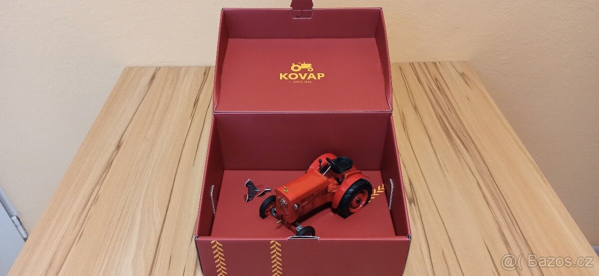 Traktor Kovap limitovaná edice. Červený + žlutý.