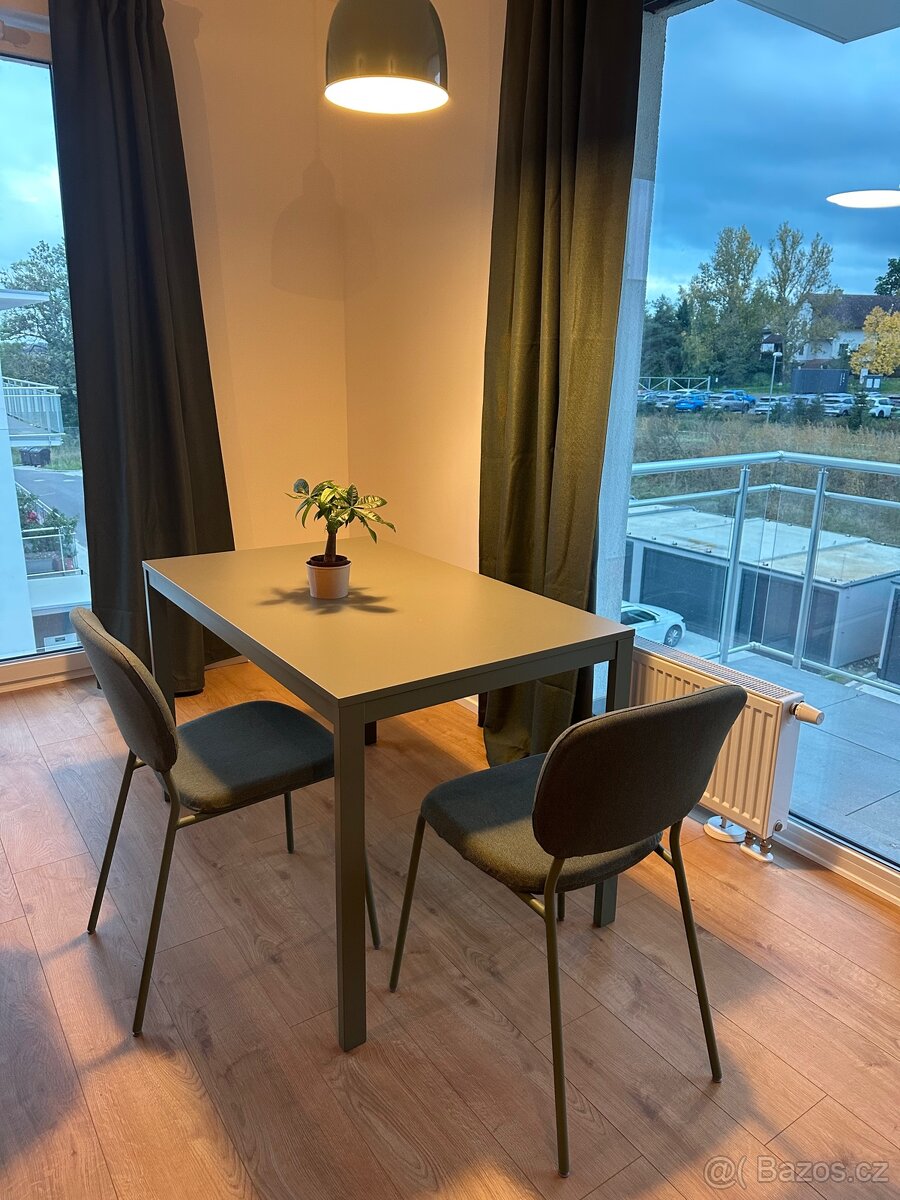 Nový zelený stůl a židle ikea vihals