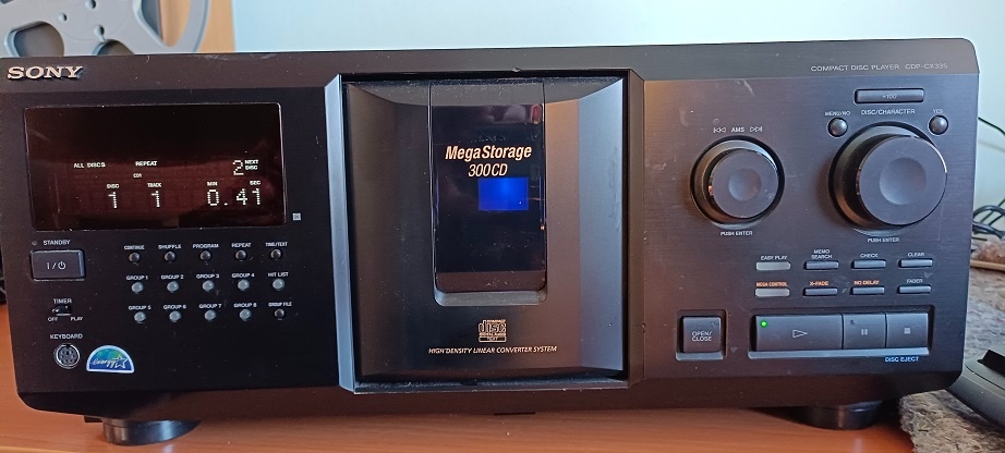 CD Player - automat unikát s uložením a přehráním 300 CD