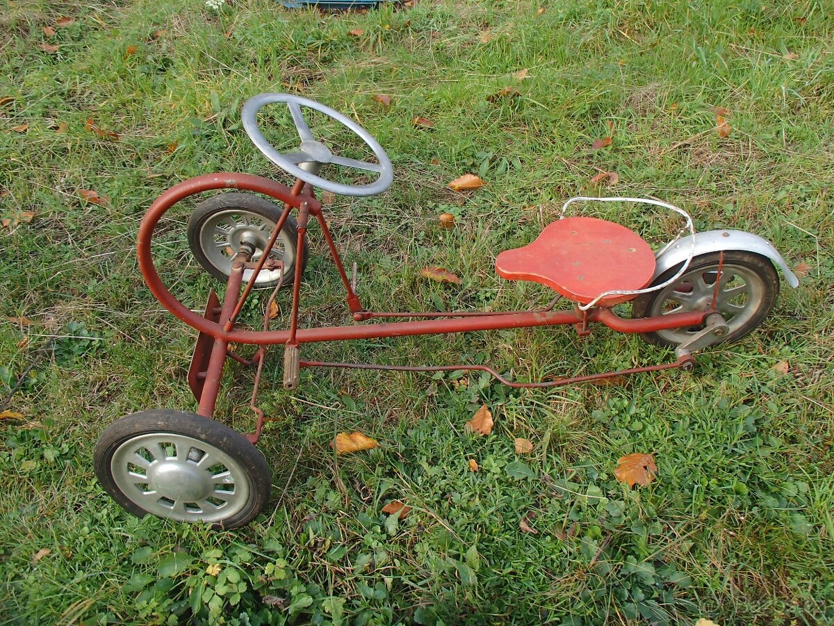retro tříkolka a kočárek