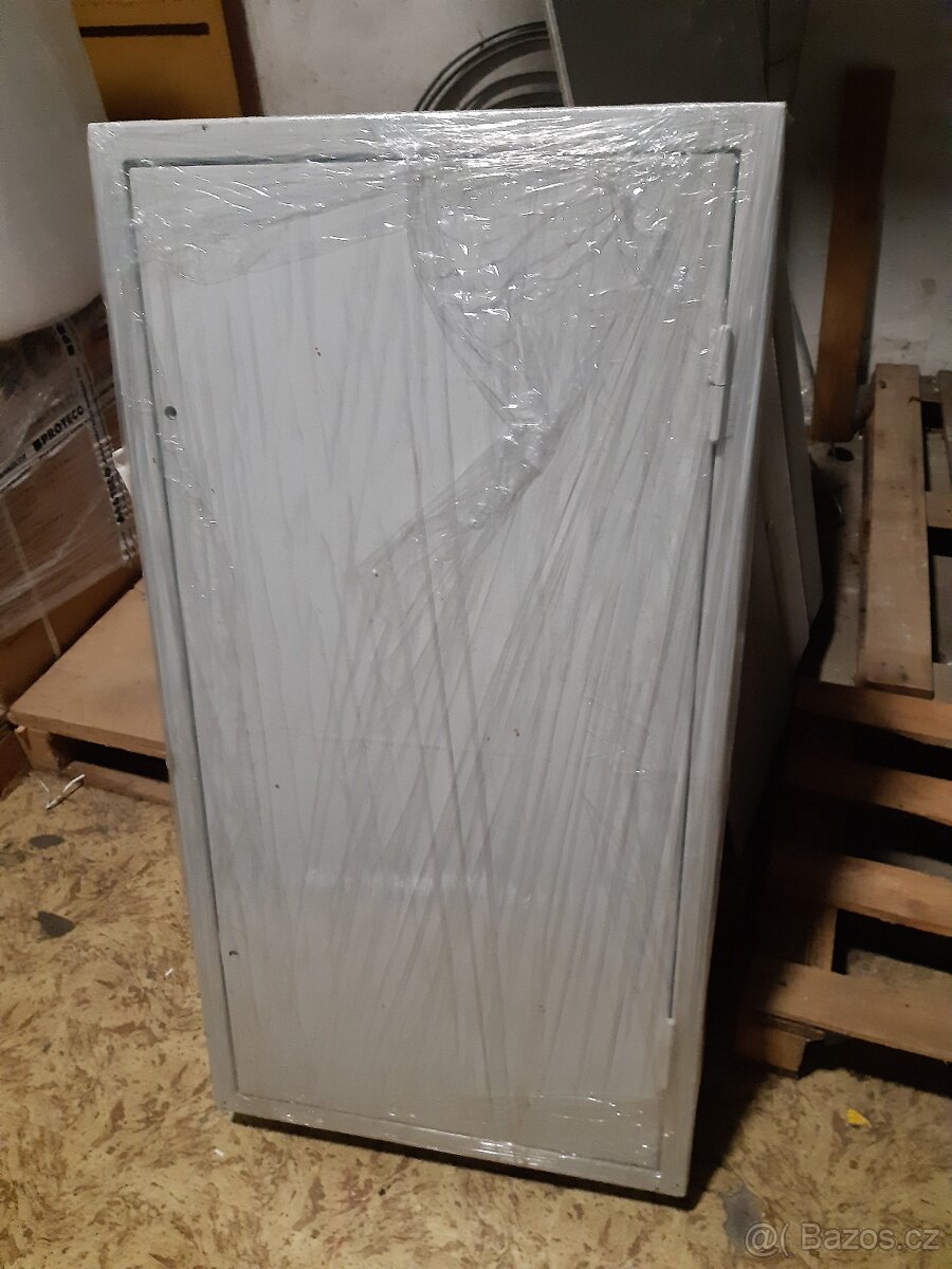 Rámeček plechový s dvířky