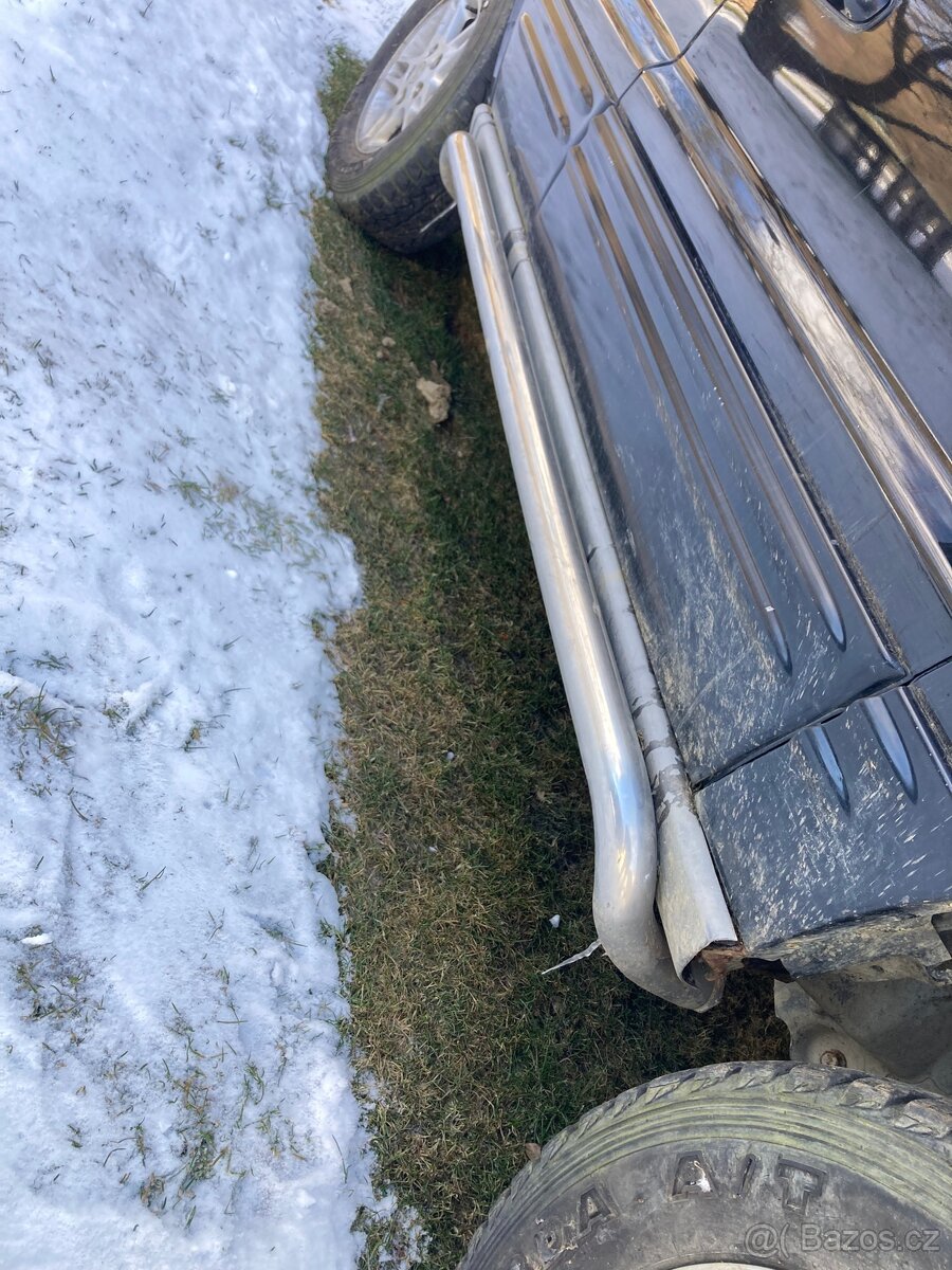 Nerezové trubky kolem prahů Jeep WJ