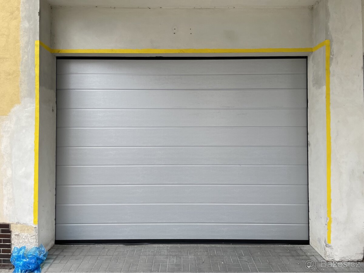 Sekční garážová vrata včetně kováni a pohonu š275 x v207cm