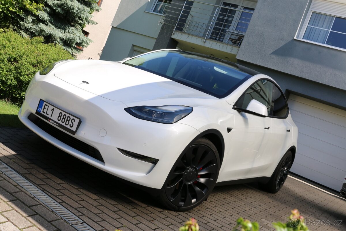 Tesla Model Y Performance Berlín, Tažné