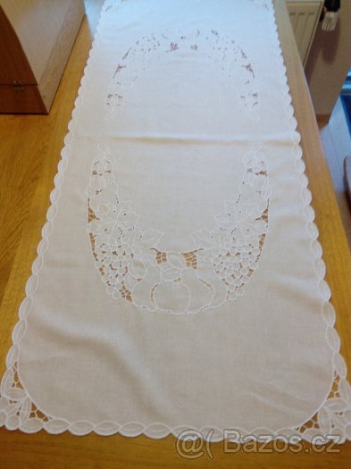 Ručně vyšívaný ubrus 52x123 cm