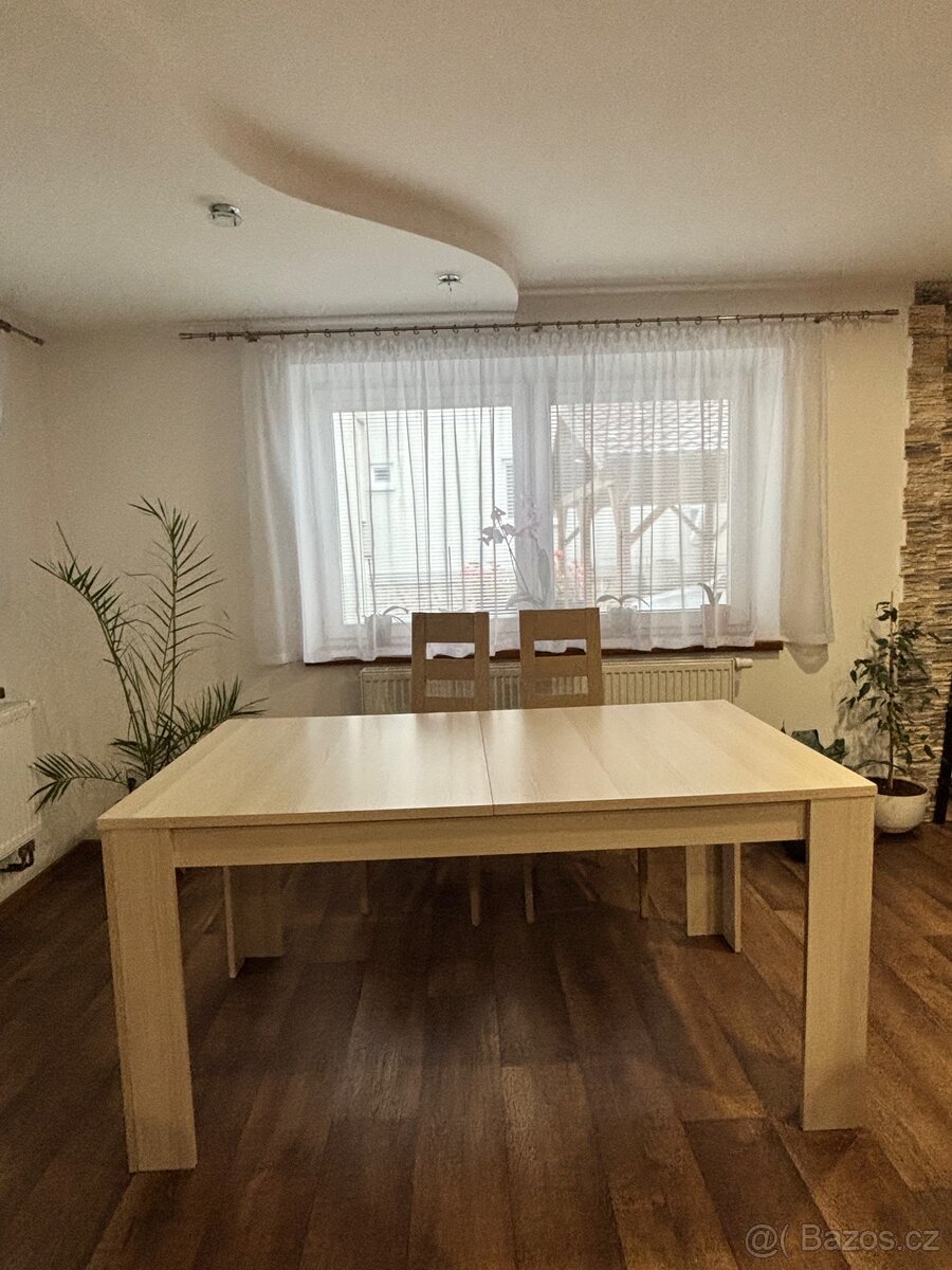 Prodám jídelní stůl