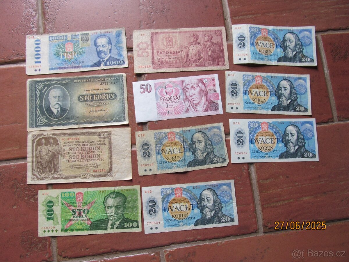 staré papírové bankovky