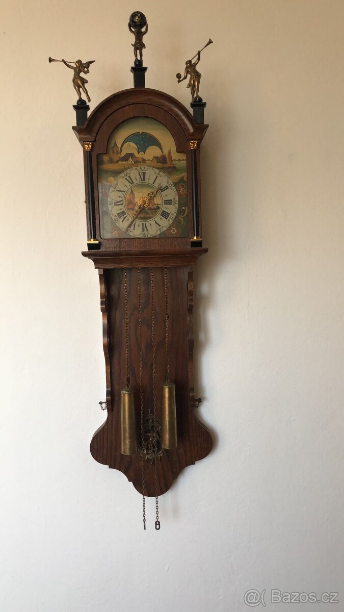staré frýské mechanické nástěnné hodiny