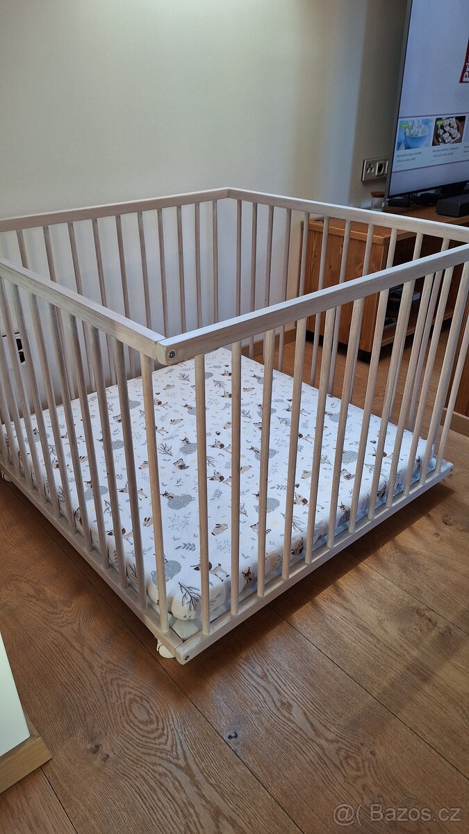 Dřevěná dětská ohrádka