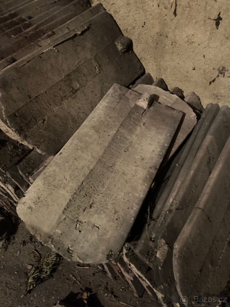 Střešní tašky typu bobrovka za odvoz