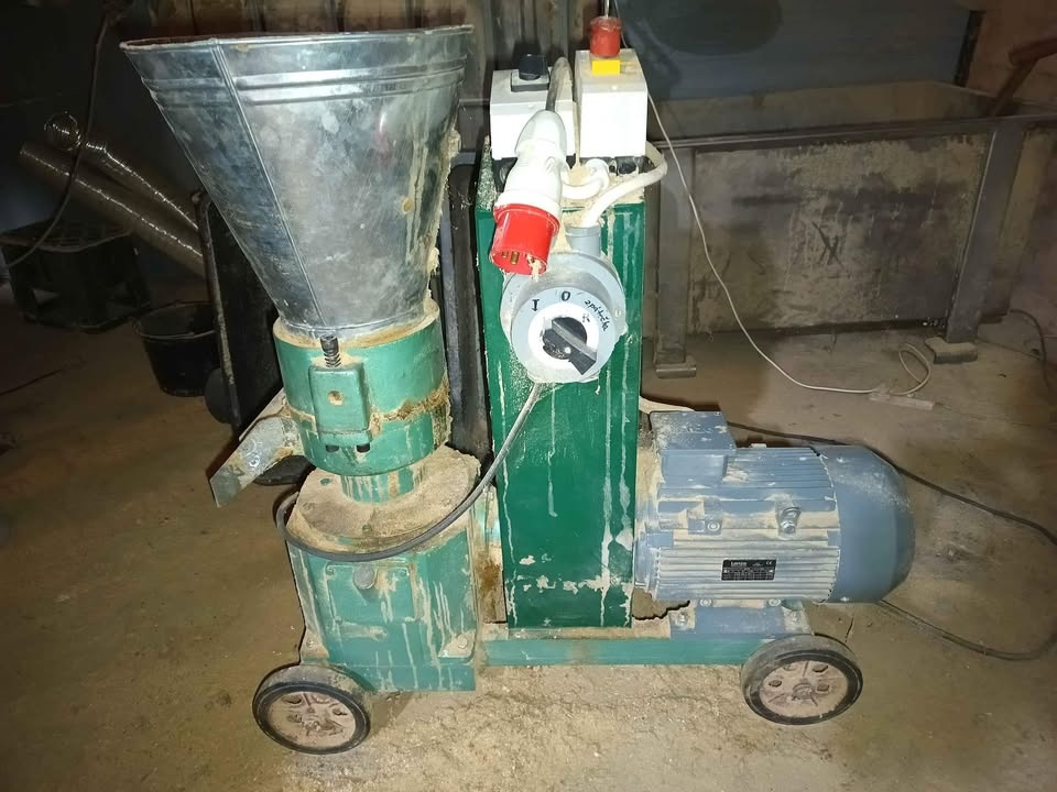 Peletovací lis a kladívkový drtič.