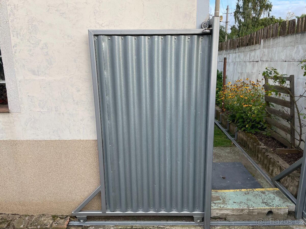 Železná branka na kolejnici