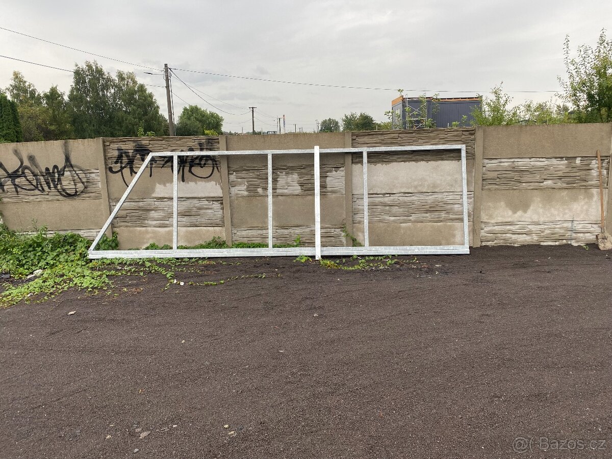 Samonosná posuvná brána v žárovém zinku