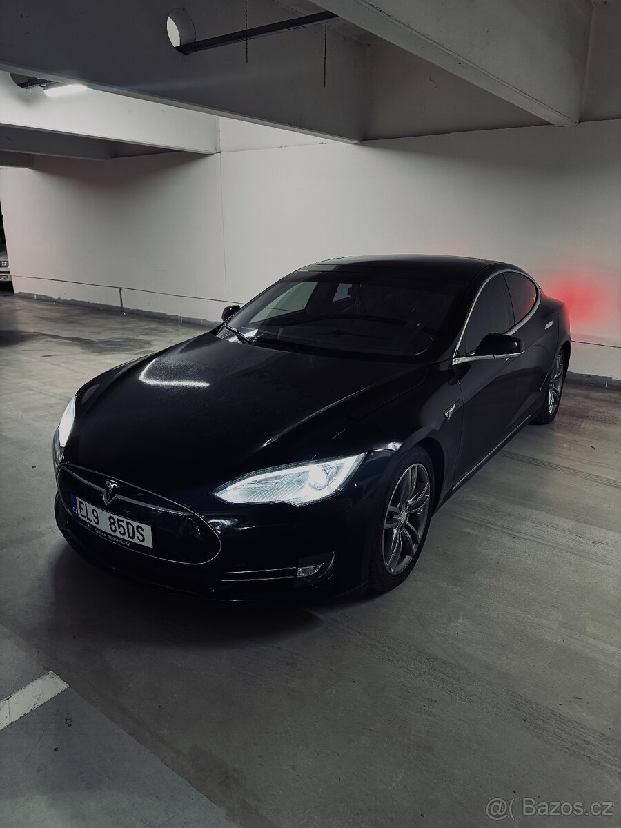 Tesla model S / nabíjení zdarma / full výbava