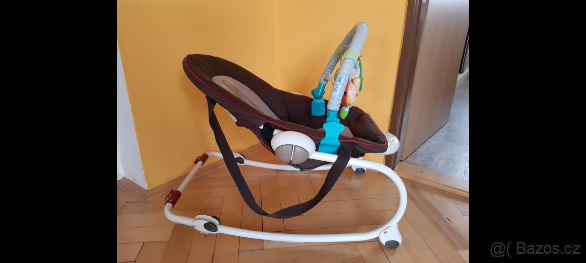 Houpací křesílko a první jídelní židlička