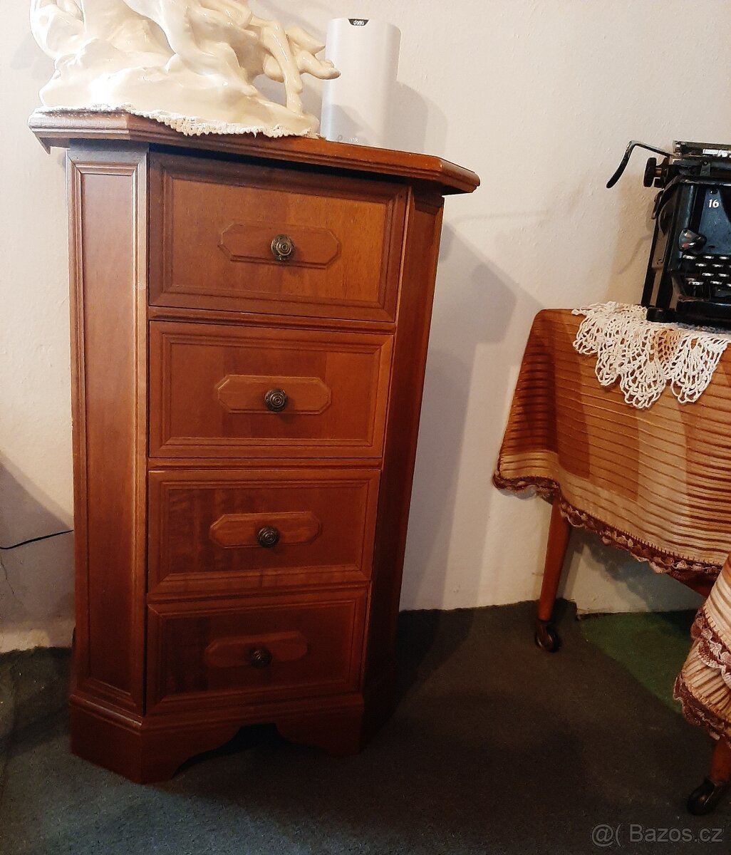 malá komoda 4x šuplík