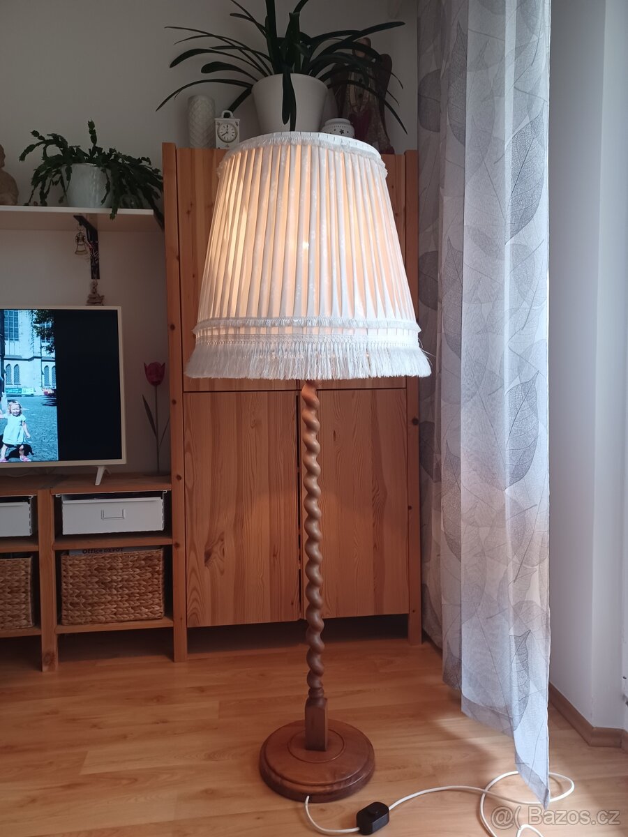 Retro designová dřevěná lampa