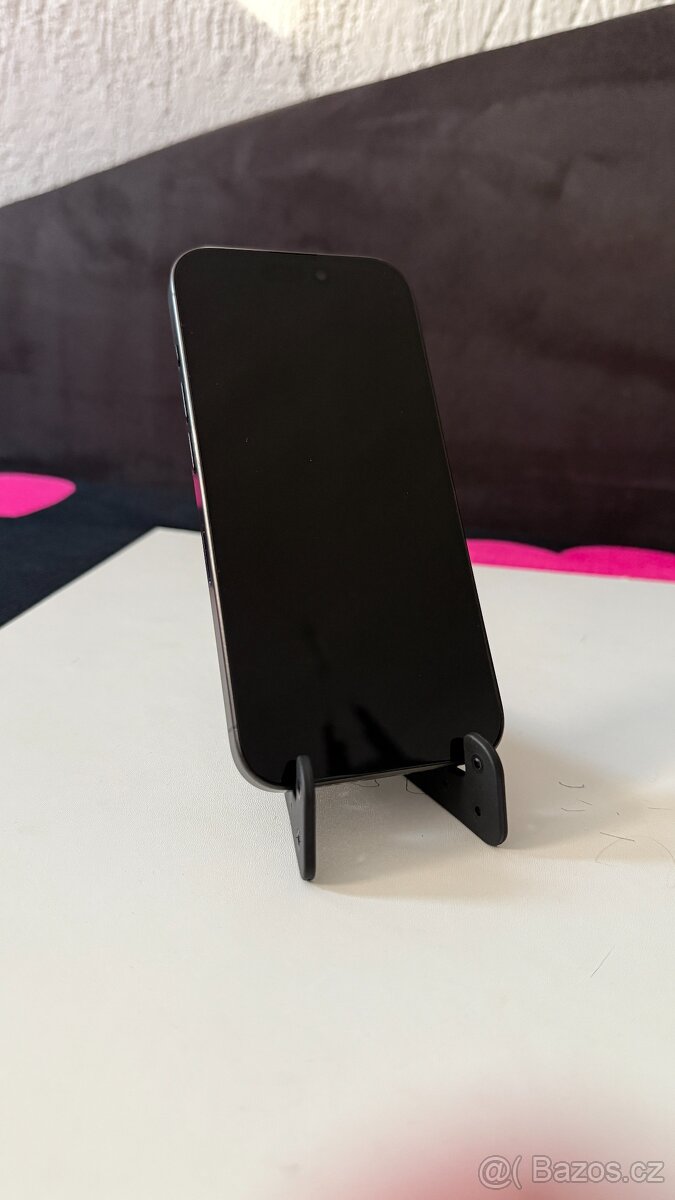 iPhone 15 Pro 256 GB černý titan top stav