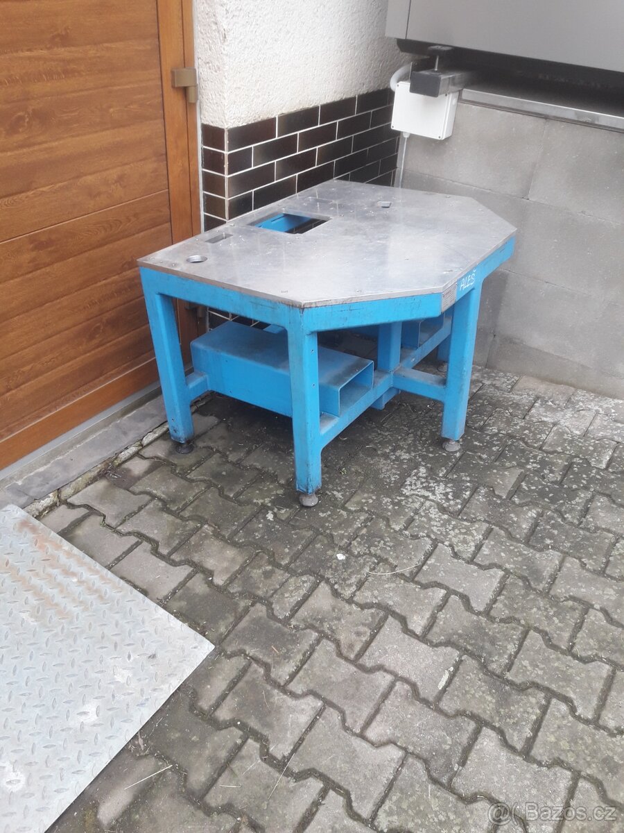 Prodám kovový stůl