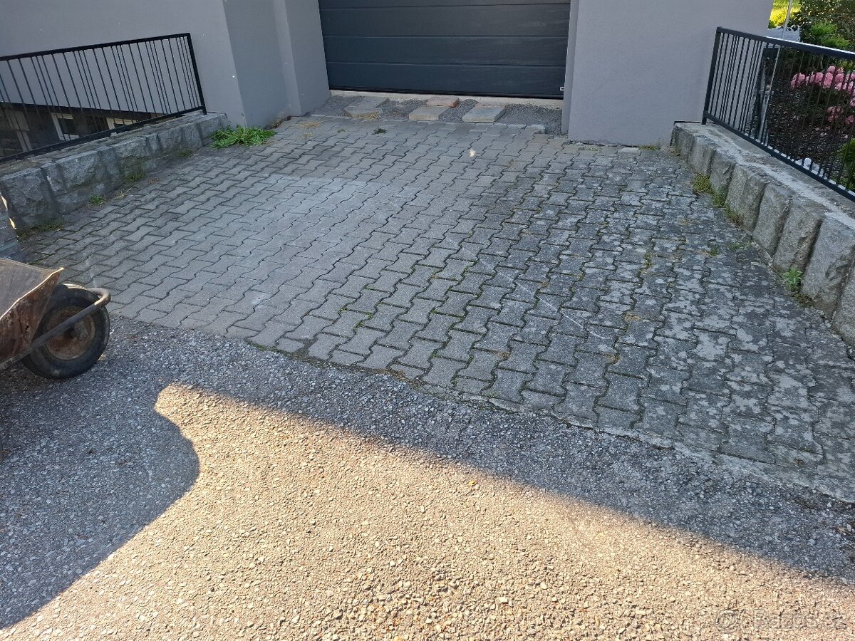 Stará zámková dlažba