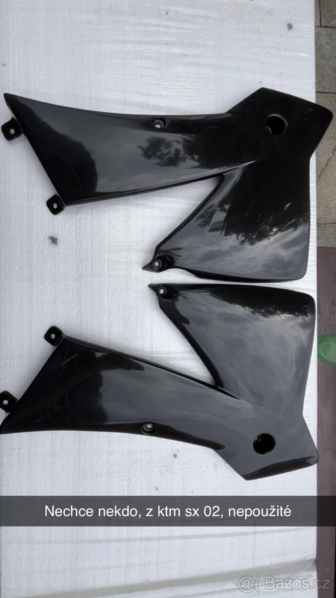 Plasty u nádrže z ktm sx 02
