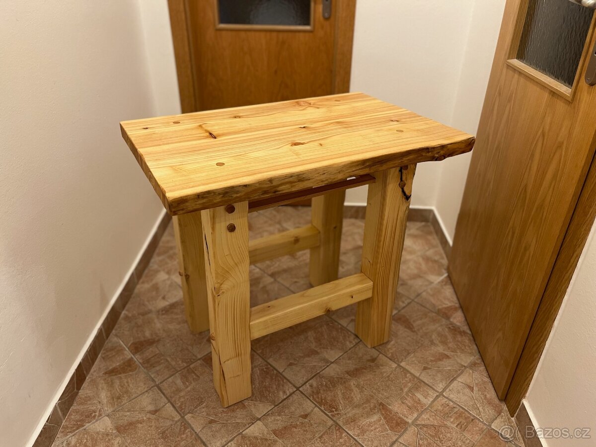Malý smrkový stolek