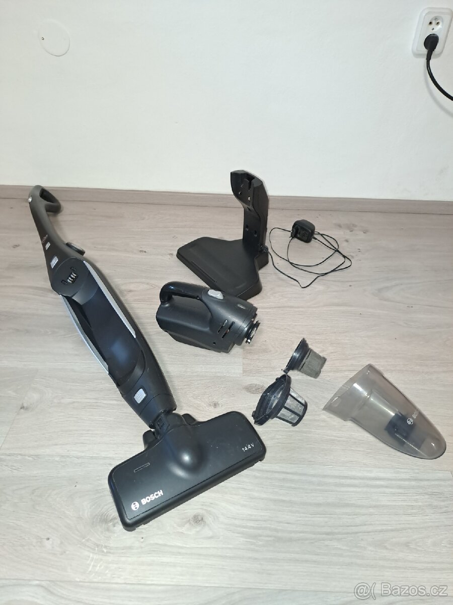 Tyčový aku vysavač