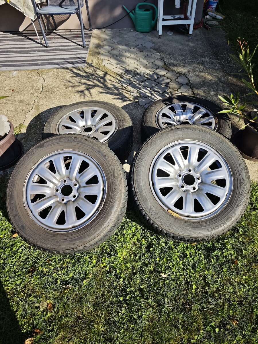 Komplet zimní kola na Hyundai. Nokian 225/60R17. DOT 44/19